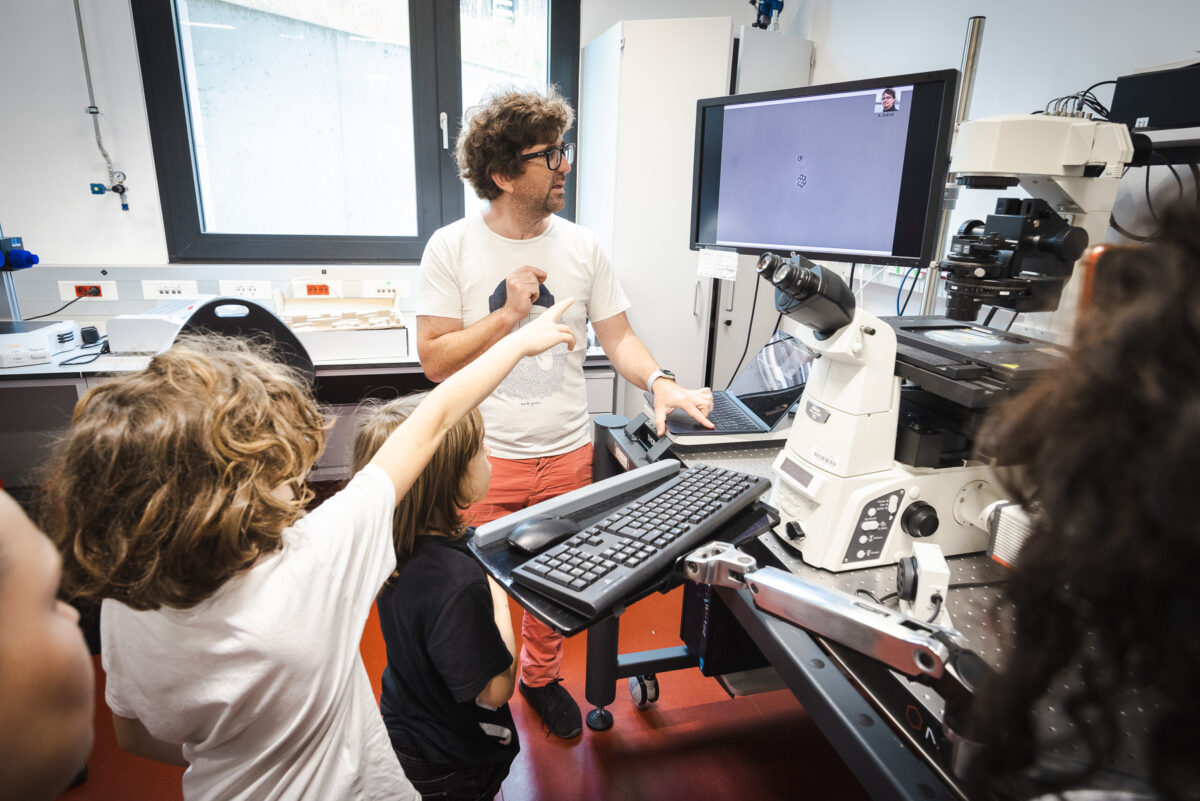 ISTA Physiker Jeremie Palacci zeigt Schüler:innen sein Labor